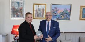 السفير عواد يلتقي السفير المغربي ويبحثان تعزيز العلاقات العربية - الصينية