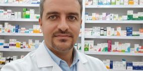 د. خالد عودة.. صيدلي من غزة يحوّل بيته إلى معمل أدوية بدائي لإنقاذ المرضى