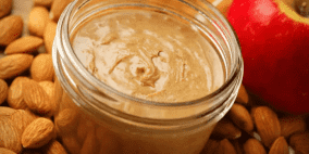 زبدة اللوز: فوائد غذائية وتحذيرات صحية