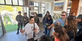 الاحتلال يداهم جولة صحفية في "قرية الشباب" بكفر نعمة ويحتجز صحفيين ويعلن المنطقة عسكرية