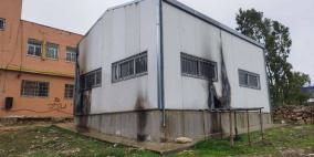 شاهد | مستوطنون يحرقون غرفة صفية في مدرسة جالود جنوب نابلس