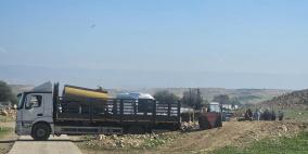 عائلات من شلال العوجا تفكك مساكنها قسرًا تحت ضغط اعتداءات المستوطنين