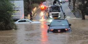 أبو غوش: إنقاذ رجل وامرأة حاصرتهما السيول داخل مركبة