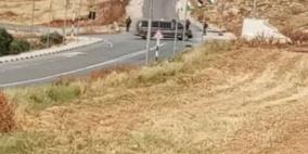 مستوطن يغلق طريقا زراعيا في المغير شرق رام الله