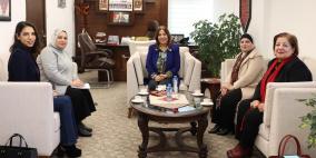 الخليلي تلتقي وفد طاقم شؤون المرأة لبحث سبل التعاون واستحقاقات المرحلة لقضايا المرأة