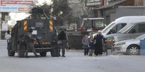 الاحتلال يواصل حصار وإغلاق حزما شمال شرق القدس لليوم الثاني