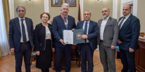 نيابة عن الرئيس: سفير فلسطين لدى روسيا يكرم سيرغي بابورن بــ"وسام لجنة القدس"