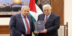 الرئيس يتسلم مسودة الدستور المؤقت لدولة فلسطين