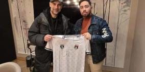 رسالة تضامنية.. غوارديولا يوقع على قمصان لفريق "غزة الإرادة"