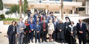 سفراء وقناصل أوروبيون وعرب ،يشاركون في وقفة تضامنية بأراضي “الرأس” "عين السقي" في بيرزيت