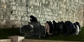 قوات الاحتلال تمنع المصلين من أداء صلاة التراويح في أحياء القدس مع استمرار إغلاق الأقصى