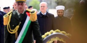 رئيس الوزراء وعدد من الوزراء يضعون إكليلا من الزهور على ضريح الشهيد ياسر عرفات