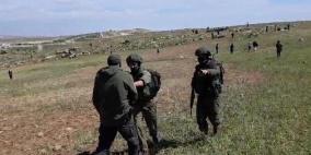 الاحتلال يعتقل مواطنا ونجليه عقب إطلاق مستوطنين ماشيتهم في أرضه بمسافر يطا