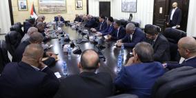 رئيس الوزراء يترأس اجتماعا مع المحافظين ووزراء الاختصاص لتعزيز صمود المواطنين وضبط الأسواق