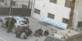 الخليل: قوات الاحتلال تعتقل وزير الأوقاف السابق وتحتجز صحفيا