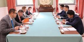 السفير عواد يلتقي مسؤولا صينيا ويطلعه على تطورات الأوضاع في فلسطين