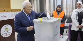 الرئيس عباس يدلي بصوته في الانتخابات المحلية بمدينة البيرة