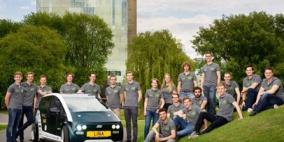 صور طلاب يصنعون سيارة من السكر وقابلة للتحلل