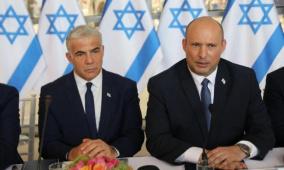 بينيت ولبيد يتّحدان بحزب واحد لخوض الانتخابات المقبلة معا