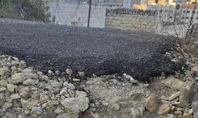 الاحتلال يغلق مدخل مخماس ومستوطنون يهاجمون مركبات المواطنين