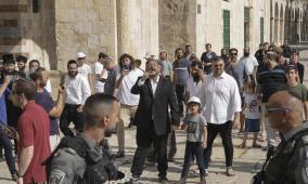 المتطرف بن غفير ومجموعة من المستعمرين يقتحمون المسجد الأقصى