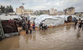 الأمطار الغزيرة تغرق خيام النازحين في قطاع غزة