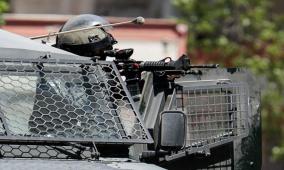 مستوطنون يصيبون مواطنين بالرصاص والاحتلال يعتقل مواطنا في الخليل