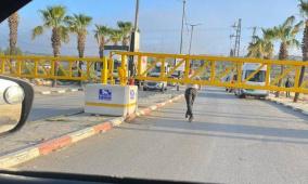 الاحتلال يغلق المدخل الرئيس لبلدة ترمسعيا وطرقاً فرعية فيها