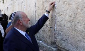 هاكابي سفيرٌ أحمق خدم روايتنا