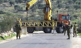 الاحتلال ينصب بوابة حديدية على مدخل دير جرير