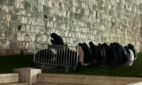 قوات الاحتلال تمنع المصلين من أداء صلاة التراويح في أحياء القدس مع استمرار إغلاق الأقصى