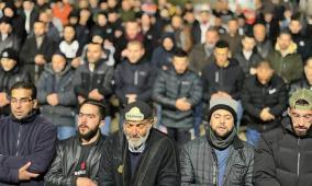 مقدسيون يؤدون العشاء والتراويح قرب باب الساهرة بالقدس المحتلة