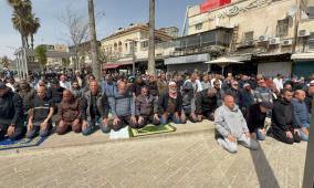 المقدسيون يؤدون صلاة الجمعة الأخيرة من رمضان على مقربة من الأقصى