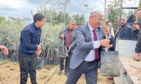 وزارة الزراعة توزع 3106 أشجار زيتون و36 خزان مياه على مزارعين في محافظة جنين