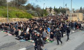 الاحتلال يمنع صلاة العيد في "الأقصى" والمصلون يؤدونها في محيطه وسط تضييق واعتداءات