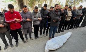 شهداء ومصابون بقصف مسيرة في دير البلح وتصعيد واسع في غزة