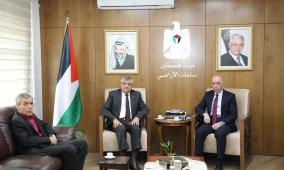 سلطة الأراضي تسلم تخصيصا لصالح وزارة الأشغال بمحافظة أريحا والأغوار