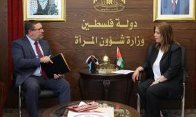 الخليلي تبحث مع ممثل جمهورية تشيلي سبل التعاون المشترك