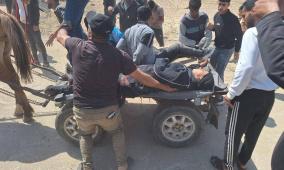 إصابات بقصف الاحتلال مجموعة مواطنين في دير البلح وسط قطاع غزة