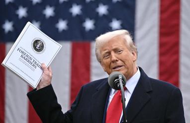 ترامب يقر رسوما جمركية على كافة دول العالم بنسبة 10%