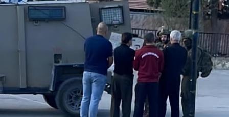 الاحتلال يحتجز عمال صيانة عند مدخل المغير شمال شرق رام الله