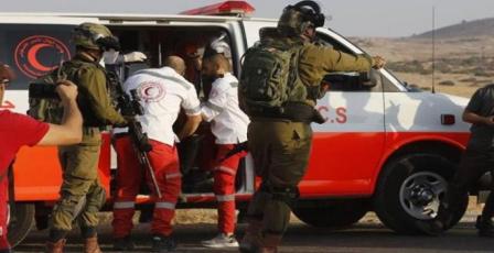 جنود الاحتلال يعتدون بالضرب على ثلاثة مواطنين بينهم مسنّة في مخيم عسكر الجديد