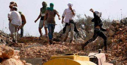 المستوطنون يواصلون اعتداءاتهم على المواطنين شرق بلدة إذنا