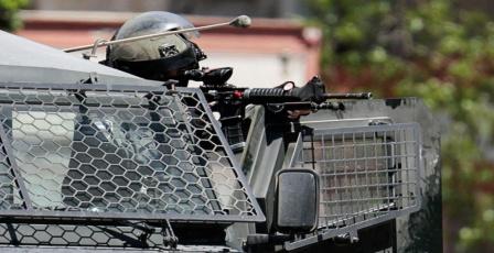 مستوطنون يصيبون مواطنين بالرصاص والاحتلال يعتقل مواطنا في الخليل