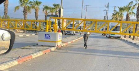 الاحتلال يغلق المدخل الرئيس لبلدة ترمسعيا وطرقاً فرعية فيها