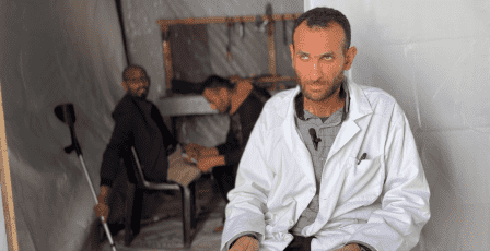 خاص| "ليست مجرد أطراف.. بل حياة"… حين يصنع طبيبٌ الأمل لجرحى غزة