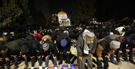 بالصور| 60 ألفًا يؤدون صلاة التراويح في المسجد الأقصى