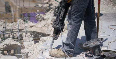 الاحتلال يجبر مواطنا مقدسيا على هدم منزله في بلدة العيسوية