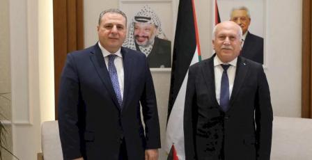  وزير الاقتصاد يبحث مع السفير الأردني تعزيز التعاون الاقتصادي ومتابعة مخرجات اللجنة المشتركة