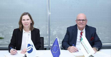 بنك القاهرة عمان يوقع اتفاقية تمويل بقيمة 8 ملايين دولار مع البنك الأوروبي لإعادة الإعمار والتنمية لدعم المشاريع الخضراء في فلسطين.